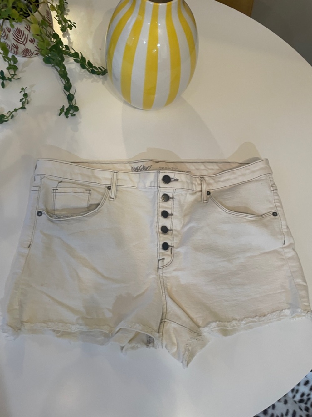 Mossimo Denim High-Rise Power Stretch White Button-Front Jean Shorts 18